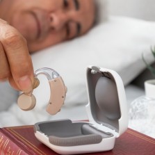 Amplificador de som retroauricular com acessórios