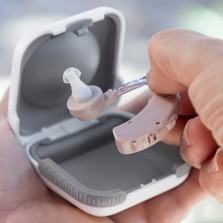 Amplificador de som retroauricular com acessórios