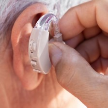 Amplificador de som retroauricular com acessórios