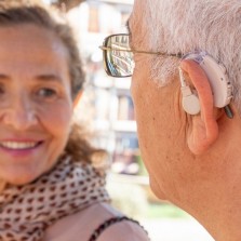 Amplificador de som retroauricular com acessórios
