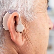 Amplificador de som retroauricular com acessórios